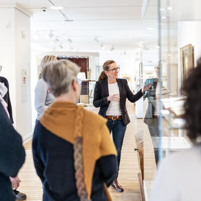 Bild von ein Besuchergruppe während einer Ausstellungs-Führung