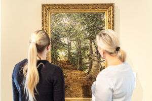 Bild Foto zeigt zwei Besucherinnen die ein Exponat der Dauerausstellung Landschaftsmalerei betrachten. 